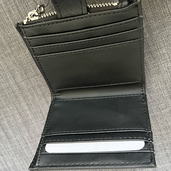 NWT GUESS FOLDED WALLET CASE ORGANIZER WITH SNAP CLOSURE - Picture 4 of 8